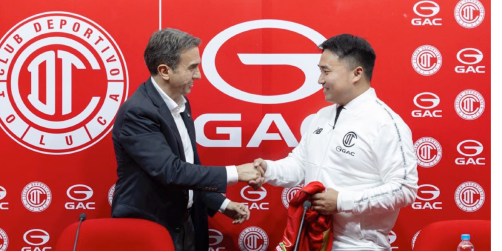 Francisco Suinaga, presidente del Deportivo Toluca FC, y Savion Lau, vicepresidente de GAC México. Factor Automotor