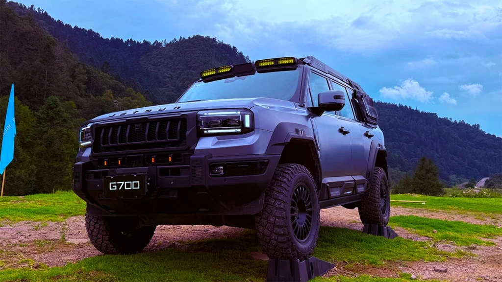 Jetour G700 México: SUV híbrida enchufable de 892 hp Jetour G700 durante su presentación en México, SUV híbrida enchufable de 892 hp con capacidades todoterreno premium y autonomía combinada cercana a 1,300 kilómetros.