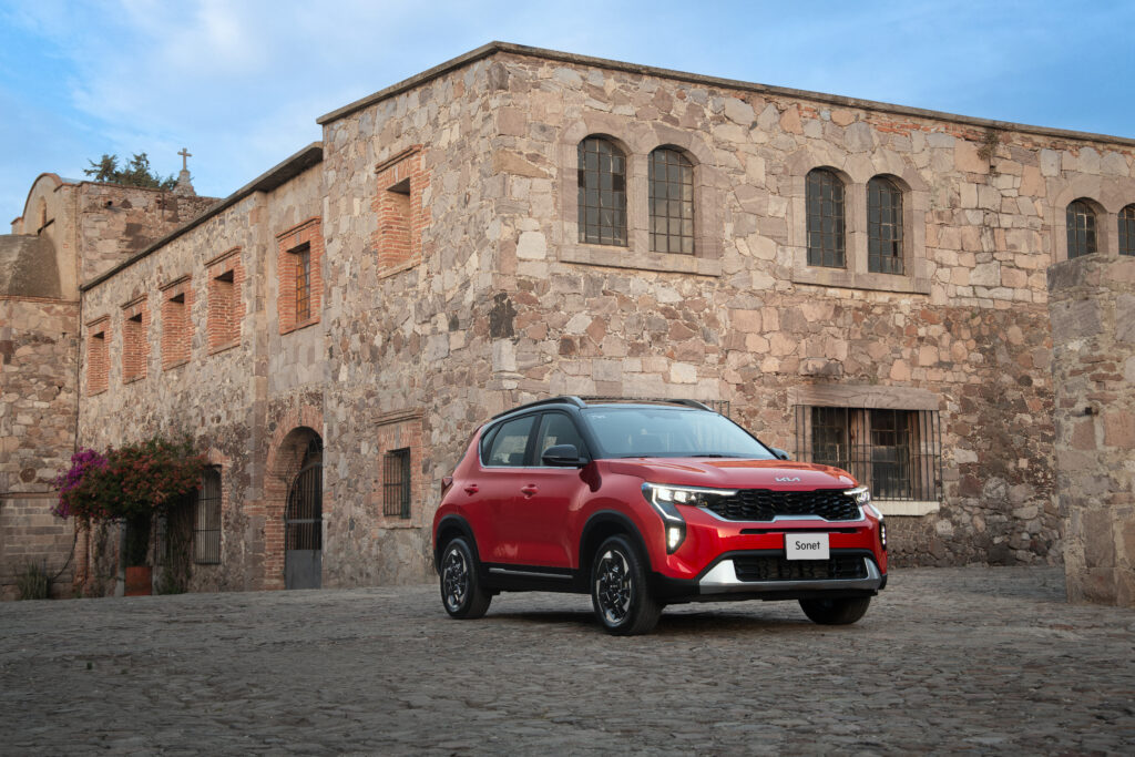 KIA Sonet 2027 llega en cuatro versiones distintas con nuevas funciones que hacen los viajes más cómodos y tecnológicos. Factor Automotor