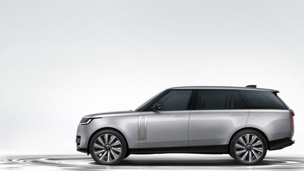 La pintura Titan Silver brindan un acabado metálico con apariencia líquida que puede capturar la luz y realzar la silueta imponente de Range Rover SV Ultra. 