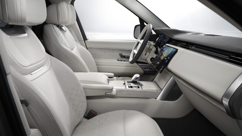 Al interior destacan los acabados en blanco y controles cerámicos. Factor Automotor
