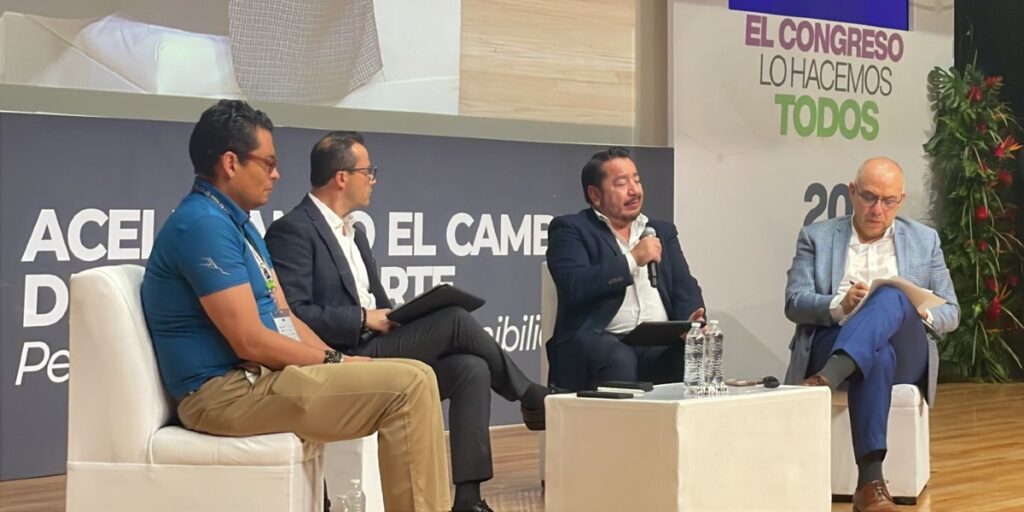 De izq. a der. Donovan Nieto, gerente de planeación e inteligencia de mercado de Volvo Buses; Raúl González Cepeda, director de ventas, mercadotecnia y posventa Mercedes-Benz Autobuses; Roberto Cisneros, director de ventas en Volkswagen Truck and Bus. Factor Automotor