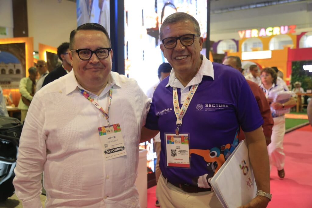 (Der.) Víctor Cortés Melo, gerente operativo en Mobility ADO, durante el Tianguis Turístico 2026.  Factor Automotor

