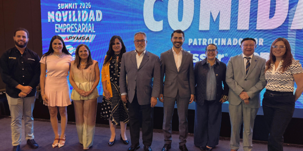 Francisco Ruiz (izq.) durante el Summit Movilidad Empresarial APYMSA 2026, junto a líderes de la industria y el presidente de la CANACAR Augusto Ramos Melo (cent. seg.)