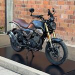 La motocicleta integra GPS como parte de su propuesta de valor.