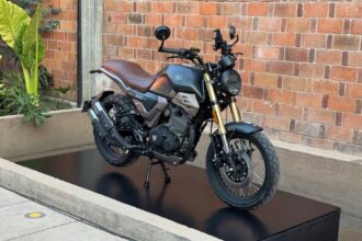 La motocicleta integra GPS como parte de su propuesta de valor.
