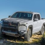 La pick-up acompaña una travesía de 650 km por terrenos desafiantes.