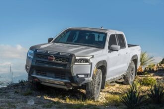 La pick-up acompaña una travesía de 650 km por terrenos desafiantes.