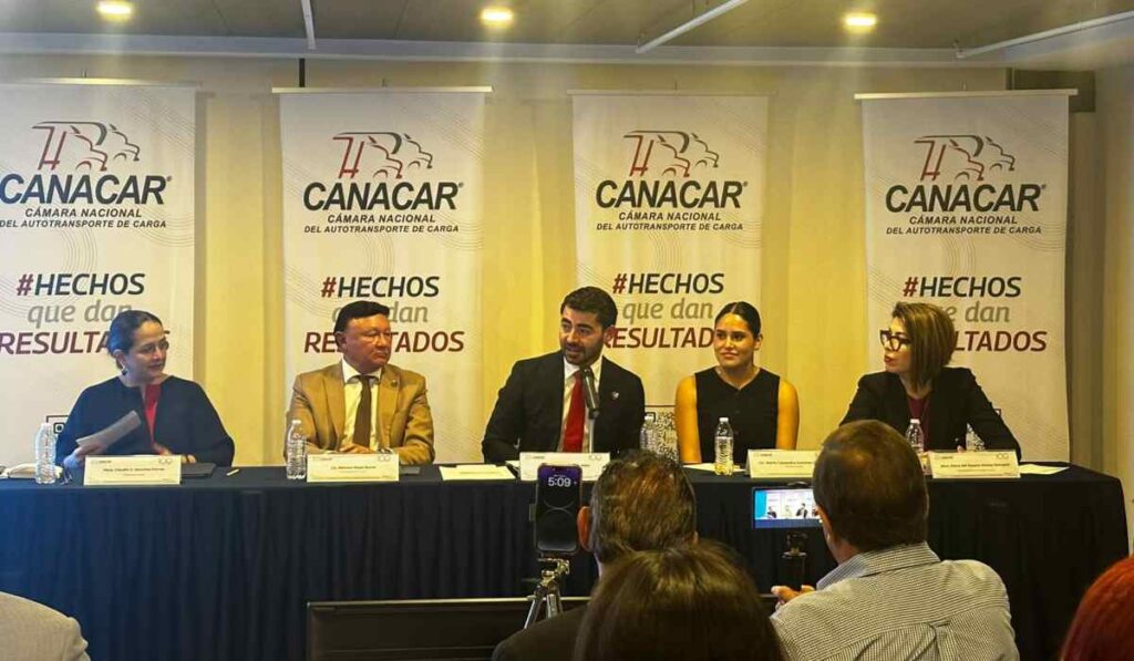 Augusto Ramos, presidente nacional de CANACAR, acompañado por Claudia Sánchez Porras, Rómulo Mejía Durán y Alexia González durante la presentación del informe de los primeros 100 días de gestión de la cámara.