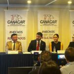 Augusto Ramos, presidente nacional de CANACAR, acompañado por Claudia Sánchez Porras, Rómulo Mejía Durán y Alexia González durante la presentación del informe de los primeros 100 días de gestión de la cámara.