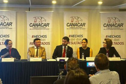 Augusto Ramos, presidente nacional de CANACAR, acompañado por Claudia Sánchez Porras, Rómulo Mejía Durán y Alexia González durante la presentación del informe de los primeros 100 días de gestión de la cámara.