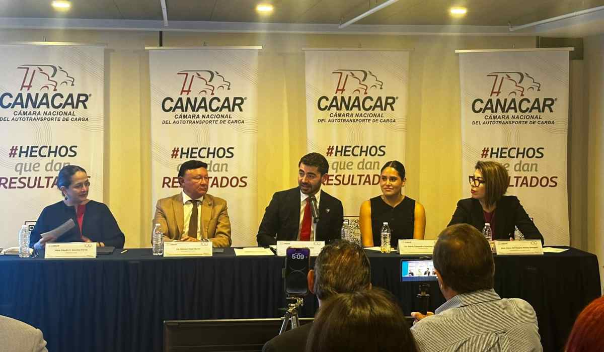 Augusto Ramos, presidente nacional de CANACAR, acompañado por Claudia Sánchez Porras, Rómulo Mejía Durán y Alexia González durante la presentación del informe de los primeros 100 días de gestión de la cámara.
