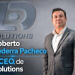 Luis Roberto Arechederra Pacheco posa frente al logotipo de LDR Solutions tras ser nombrado nuevo CEO de la compañía.