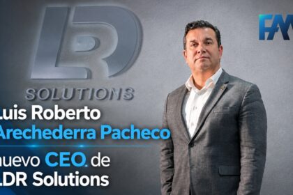 Luis Roberto Arechederra Pacheco posa frente al logotipo de LDR Solutions tras ser nombrado nuevo CEO de la compañía.