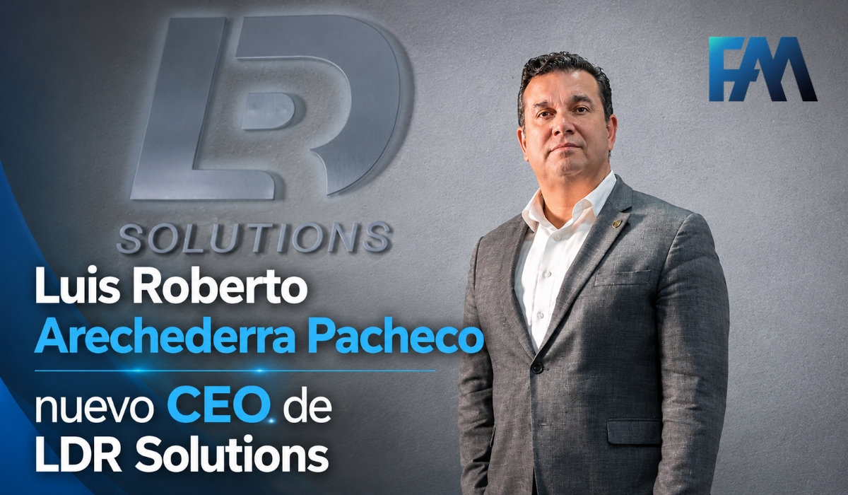 Luis Roberto Arechederra Pacheco posa frente al logotipo de LDR Solutions tras ser nombrado nuevo CEO de la compañía.