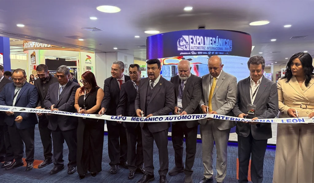 Representantes de asociaciones y organismos del aftermarket realizan el corte de listón de Expo Mecánico Automotriz Internacional 2026 en Poliforum León.
