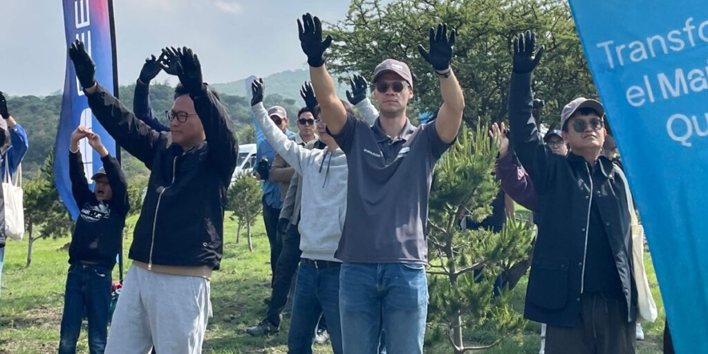 La jornada de reforestación arrancó con un breve ritual prehispánico en el que directivos de Geely y voluntarios agradecieron a la Tierra sus bondades. Factor Automotor