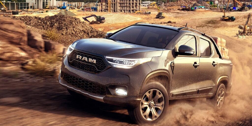 Pickup de la marca RAM de Stellantis rueda por el desierto