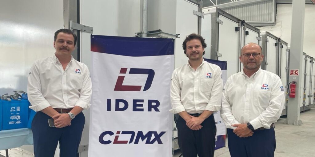 (De izq. a der.) Ricardo Martínez (hijo); Alejandro Martínez y el ingeniero Ricardo Martínez, director general de IDER. 