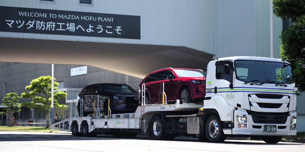 Los tráilers que transportan los autos de Mazda utilizan biodiésel vegetal hidrotratado como principal fuente de combustible. 