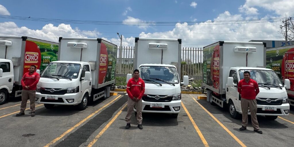 OXXO y BYD sellaron una alianza comercial que incluye cinco unidades T4C.