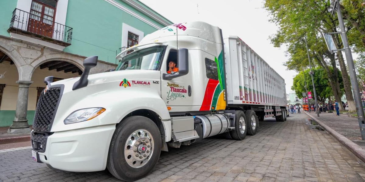 Camión International recolecta residuos en Tlaxcala