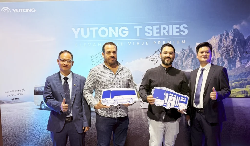 Yutong México presenta la serie T junto a operadores del transporte de pasajeros Marsuth Qi y Michael Ren de Yutong México junto a Betuel Ontiveros y Gerardo Medina de Ontitours durante la presentación de la serie Yutong T en México