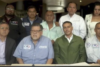 Omar García Harfuch, César Yáñez Centeno Cabrera y Rafael Ortiz Pacheco durante el anuncio del acuerdo entre Gobierno federal y AMOTAC para atender demandas del autotransporte Factor automotor