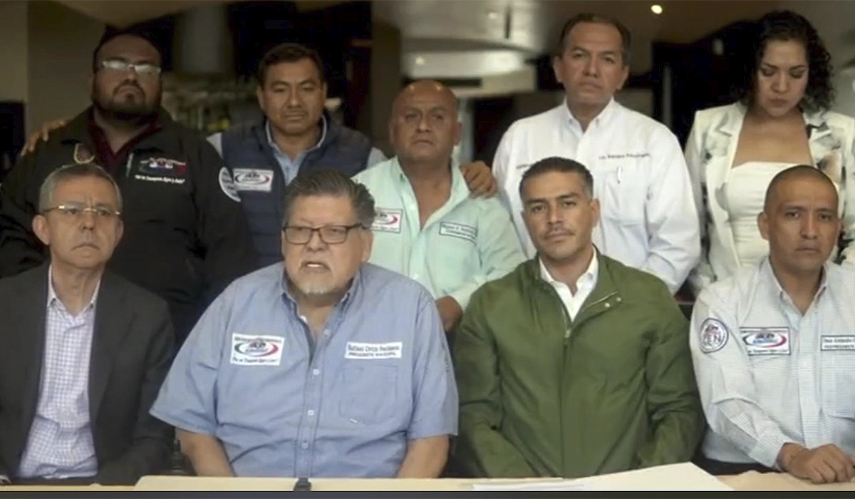 Omar García Harfuch, César Yáñez Centeno Cabrera y Rafael Ortiz Pacheco durante el anuncio del acuerdo entre Gobierno federal y AMOTAC para atender demandas del autotransporte Factor automotor