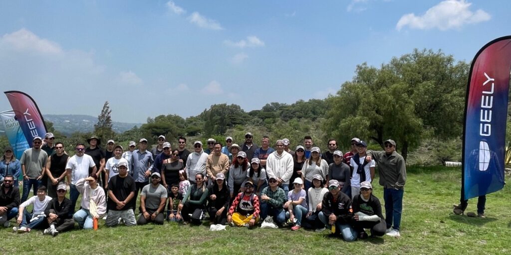 Los voluntarios de Geely y Pronatura lograron sembrar cerca de 50 magueyes y recolectar 10 costales de heno motita, una especie invasora.