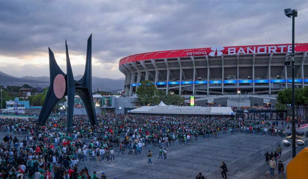 Miles de aficionados se concentran en los accesos del Estadio Banorte en la Ciudad de México previo a un evento masivo.