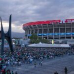 Miles de aficionados se concentran en los accesos del Estadio Banorte en la Ciudad de México previo a un evento masivo.