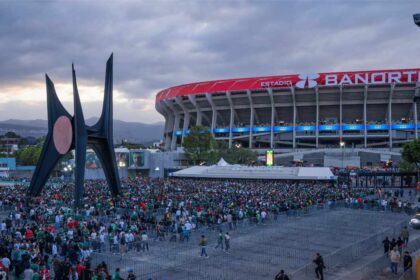 Miles de aficionados se concentran en los accesos del Estadio Banorte en la Ciudad de México previo a un evento masivo.