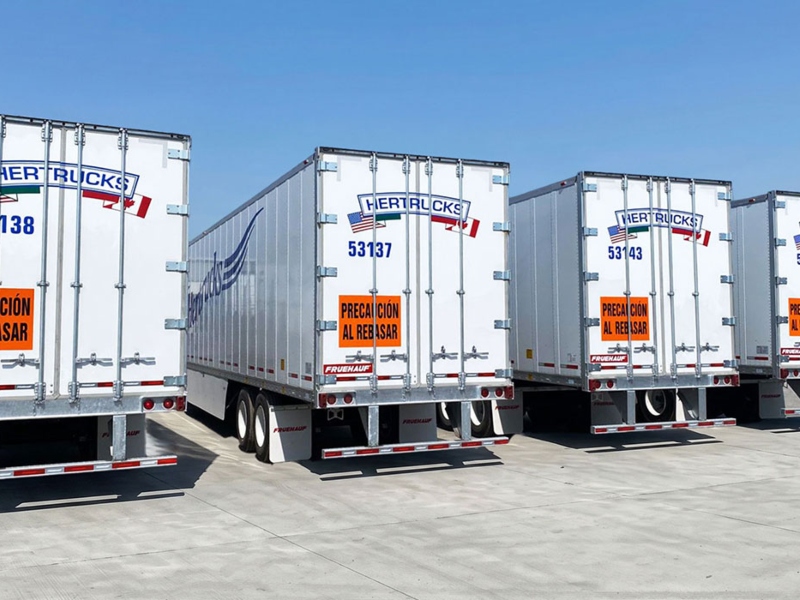 Varias cajas secas de Hertrucks permanecen estacionadas en un patio logístico. Los remolques, fabricados por Fruehauf, forman parte de la infraestructura de transporte utilizada por la empresa para el movimiento de mercancías en diferentes corredores logísticos de México.