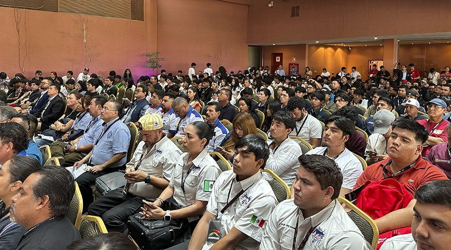 Asistentes participan en una conferencia de capacitación durante Expo Mecánico Automotriz Internacional 2026 en Poliforum León, Guanajuato