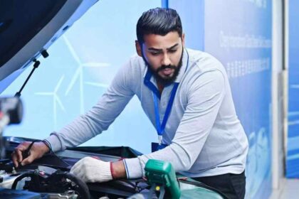 Técnico automotriz inspecciona el sistema de un vehículo durante una competencia internacional de habilidades de posventa.