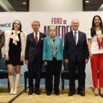 Participantes del Foro de Mujeres Exportadoras posan durante el evento organizado por COMCE para impulsar el liderazgo femenino en el comercio exterior.