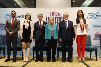 Participantes del Foro de Mujeres Exportadoras posan durante el evento organizado por COMCE para impulsar el liderazgo femenino en el comercio exterior.