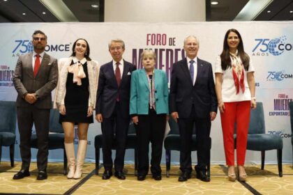 Participantes del Foro de Mujeres Exportadoras posan durante el evento organizado por COMCE para impulsar el liderazgo femenino en el comercio exterior.