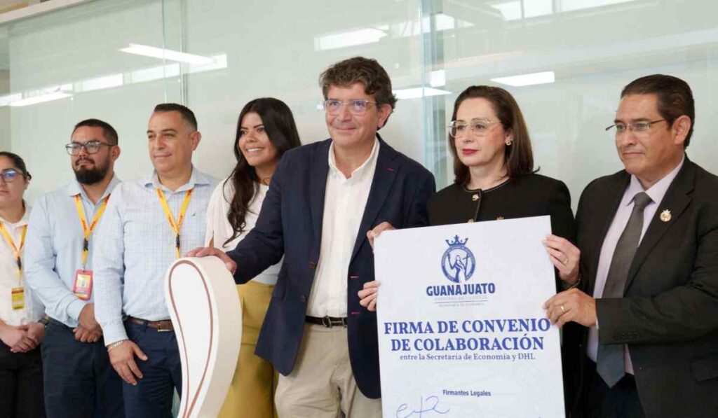 Representantes de DHL Express México y de la Secretaría de Economía de Guanajuato muestran el convenio de colaboración para impulsar a las micro, pequeñas y medianas empresas del estado.