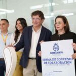 Representantes de DHL Express México y de la Secretaría de Economía de Guanajuato muestran el convenio de colaboración para impulsar a las micro, pequeñas y medianas empresas del estado.