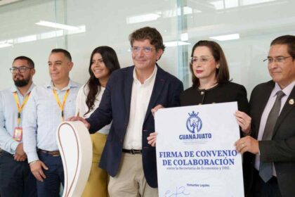 Representantes de DHL Express México y de la Secretaría de Economía de Guanajuato muestran el convenio de colaboración para impulsar a las micro, pequeñas y medianas empresas del estado.