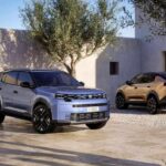 FIAT Grizzly y Grizzly Fastback exhibidos frente a una vivienda moderna durante la presentación oficial de los nuevos modelos globales de la marca.