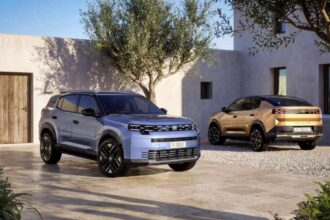 FIAT Grizzly y Grizzly Fastback exhibidos frente a una vivienda moderna durante la presentación oficial de los nuevos modelos globales de la marca.