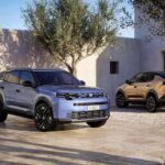 Dos vehículos FIAT tipo SUV/crossover estacionados frente a una residencia, como parte de la estrategia global de movilidad de la marca.