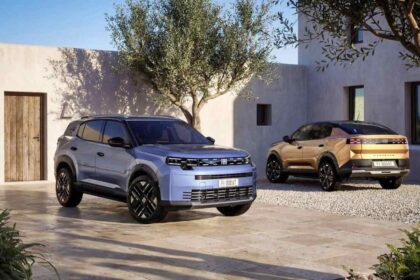 Dos vehículos FIAT tipo SUV/crossover estacionados frente a una residencia, como parte de la estrategia global de movilidad de la marca.