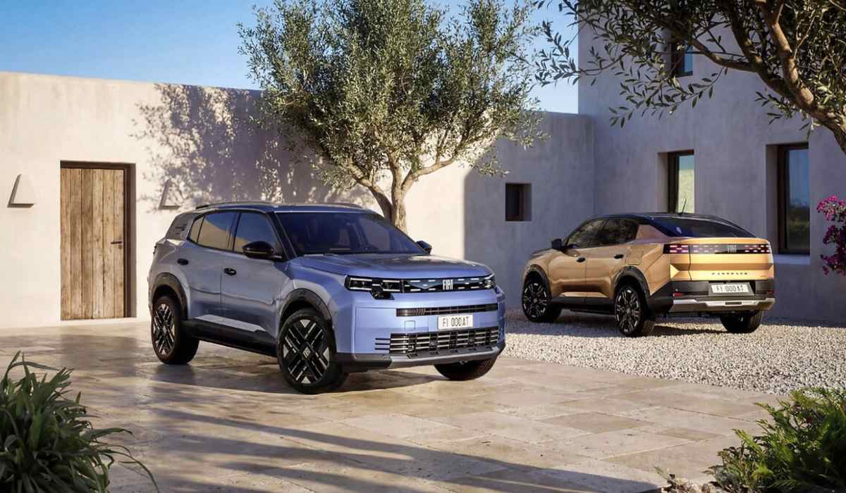 Dos vehículos FIAT tipo SUV/crossover estacionados frente a una residencia, como parte de la estrategia global de movilidad de la marca.
