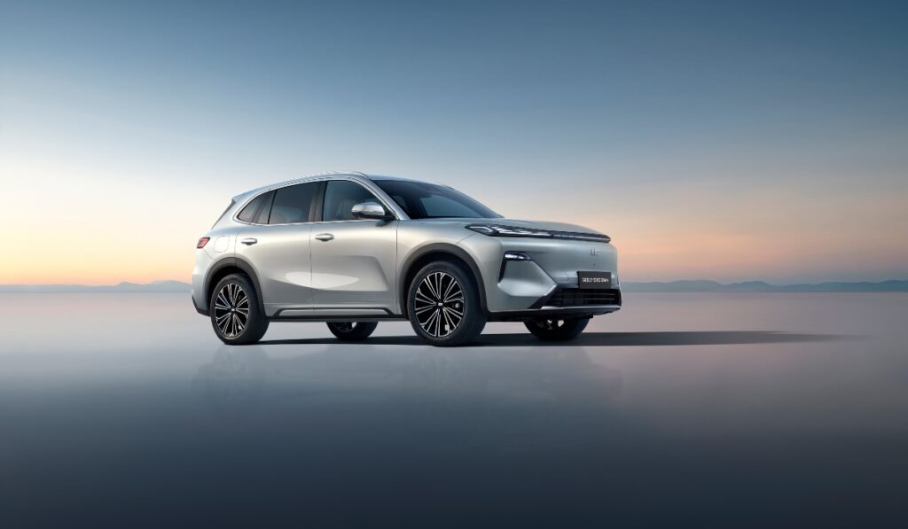 SUV Geely EX5 EM-i con tecnología híbrida avanzada y diseño moderno, presentado como parte de la estrategia de movilidad sustentable de la marca.