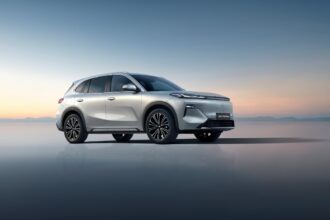 SUV Geely EX5 EM-i con tecnología híbrida avanzada y diseño moderno, presentado como parte de la estrategia de movilidad sustentable de la marca.