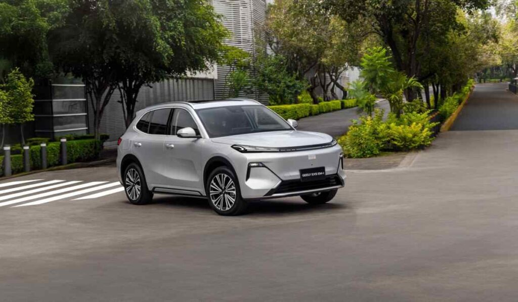 Geely EX5 EM-i color blanco circula en una vialidad urbana rodeada de áreas verdes, uno de los modelos con mayor crecimiento de la marca en México durante 2026.